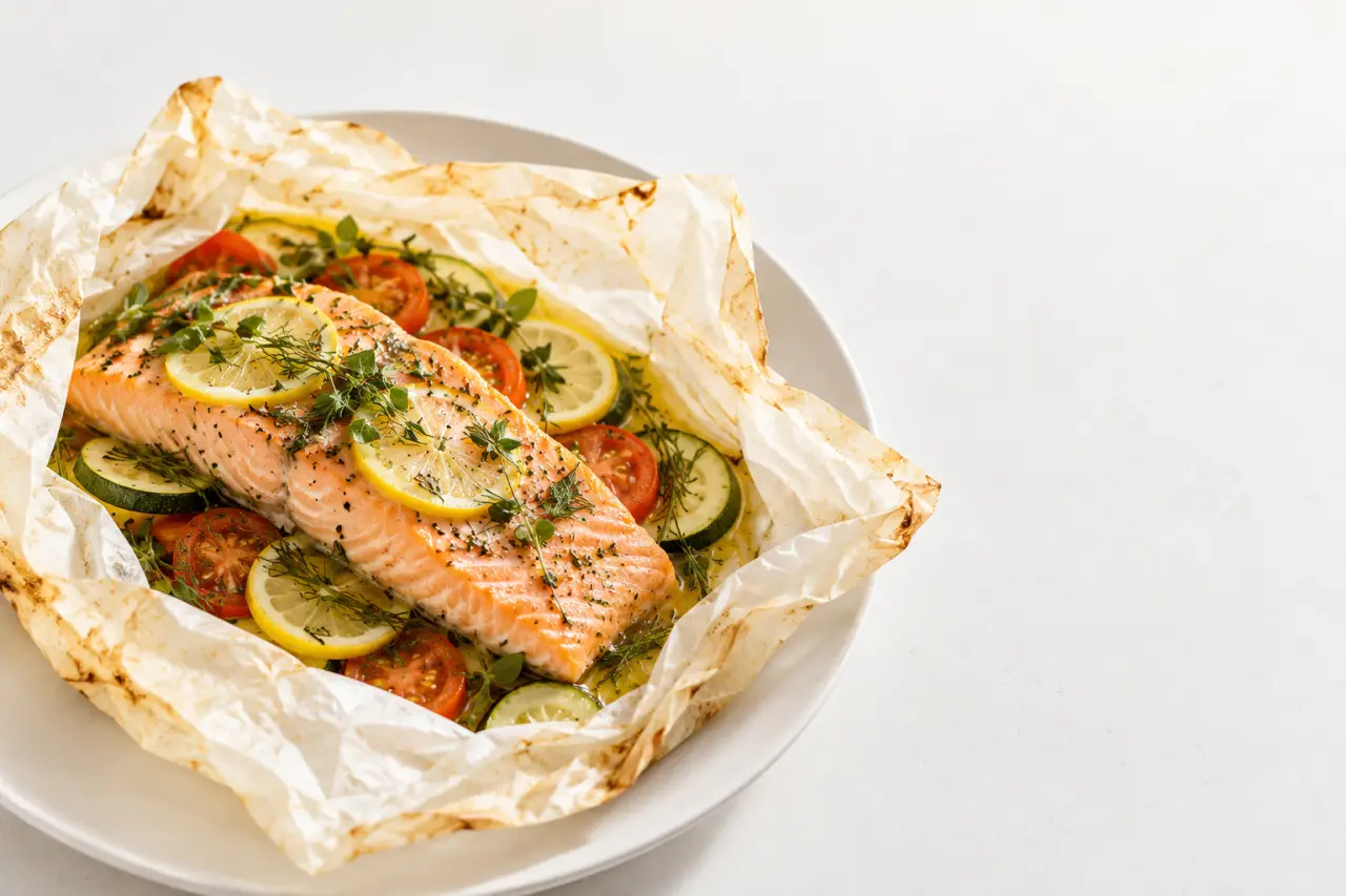 Cuisson poisson papillote avec citron, tomate et herbes