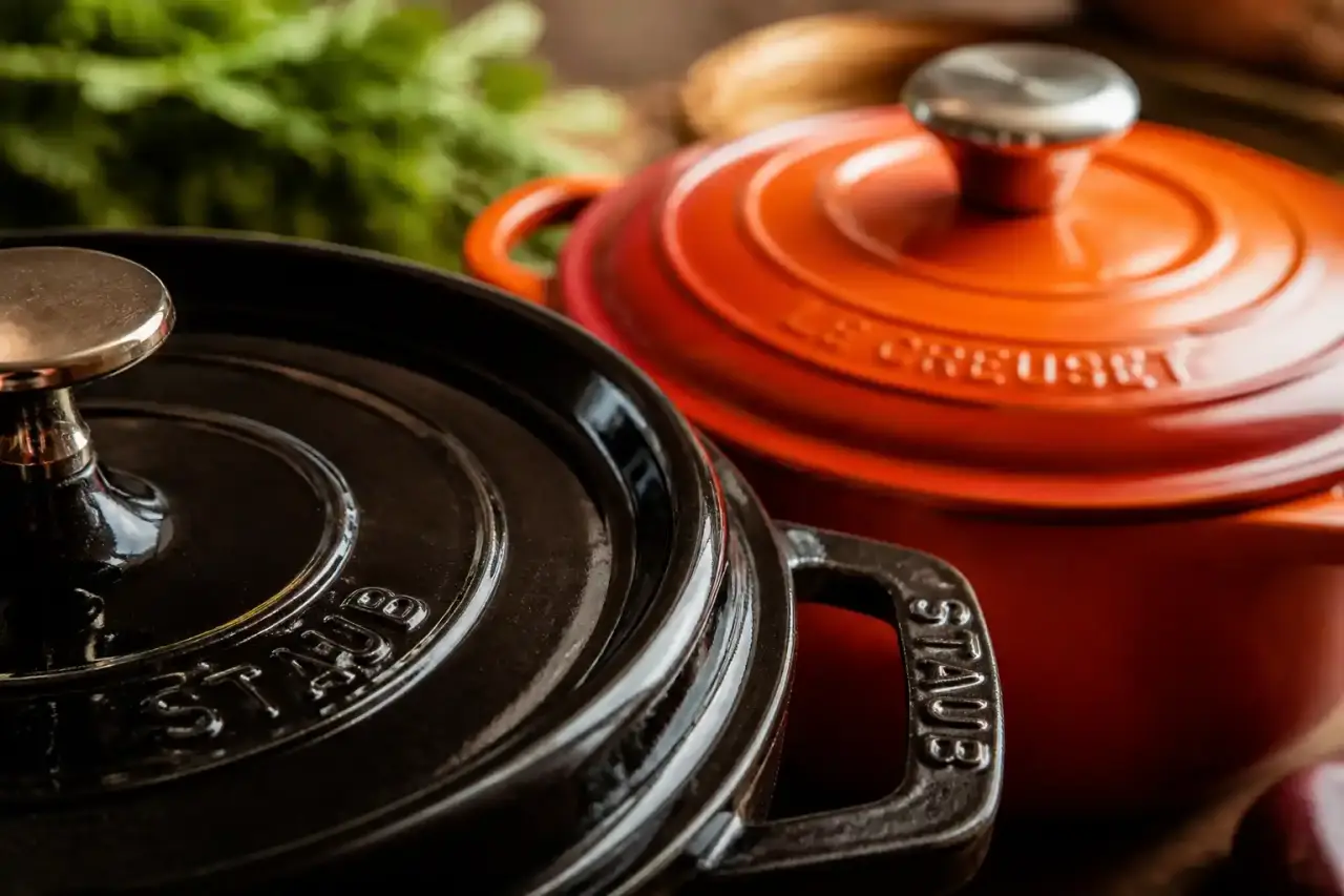 Cocotte Staub ou Le Creuset : le couvercle qui décide tout pour vos mijotés
